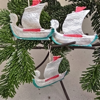 sølvfarvede-vikingskibe-papjulepynt-rød-grøn-dekoration-gammel-juletræspynt-russisk